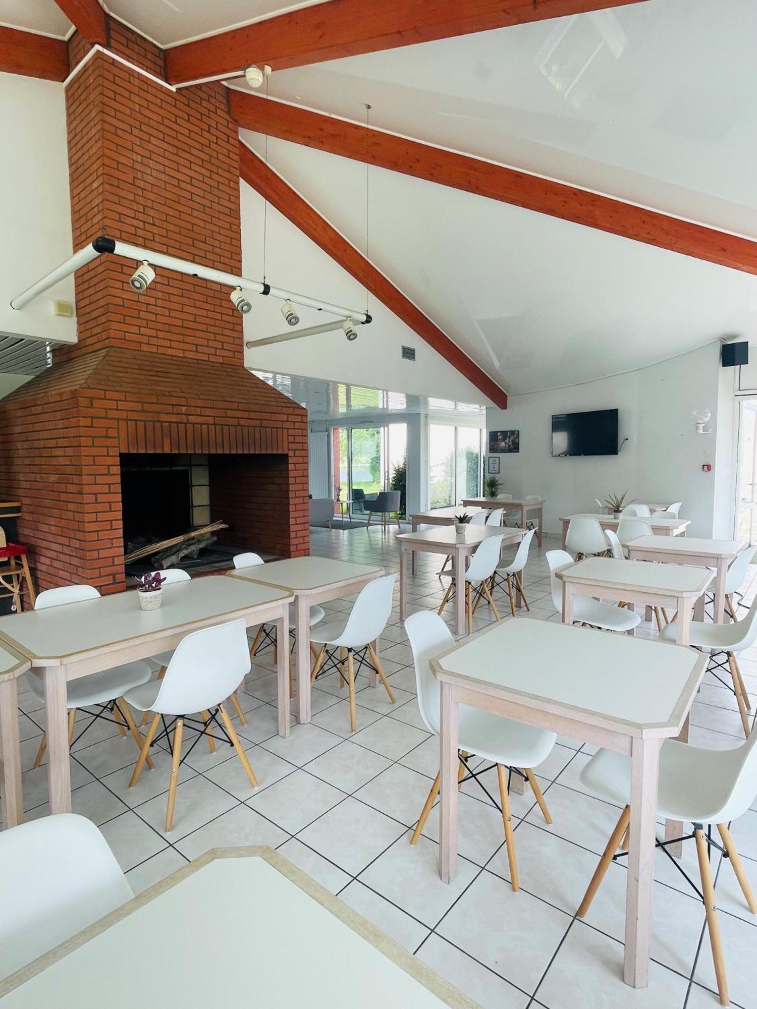 Hotel La Petite Auberge シャンブルトー エクステリア 写真