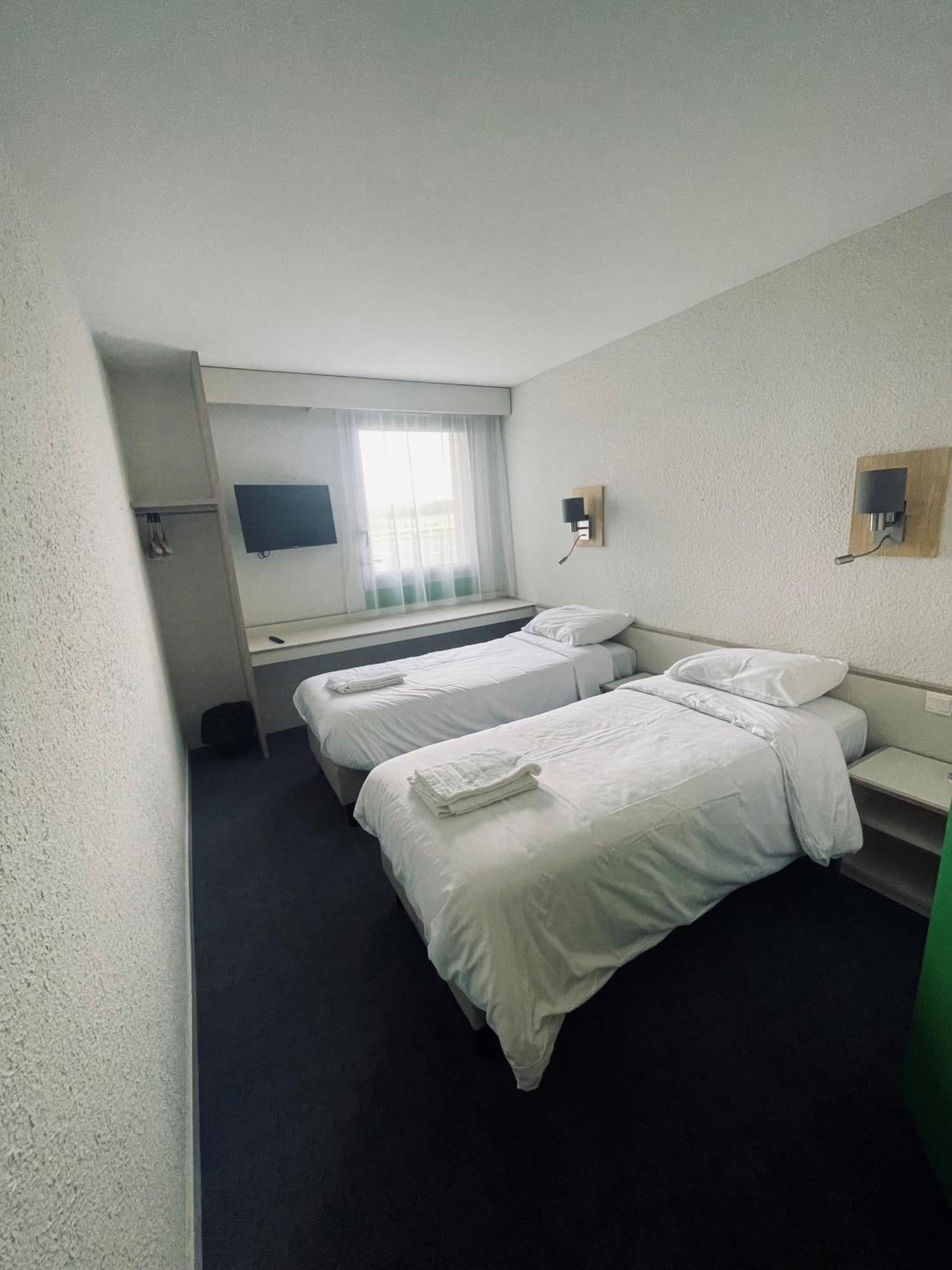 Hotel La Petite Auberge シャンブルトー エクステリア 写真